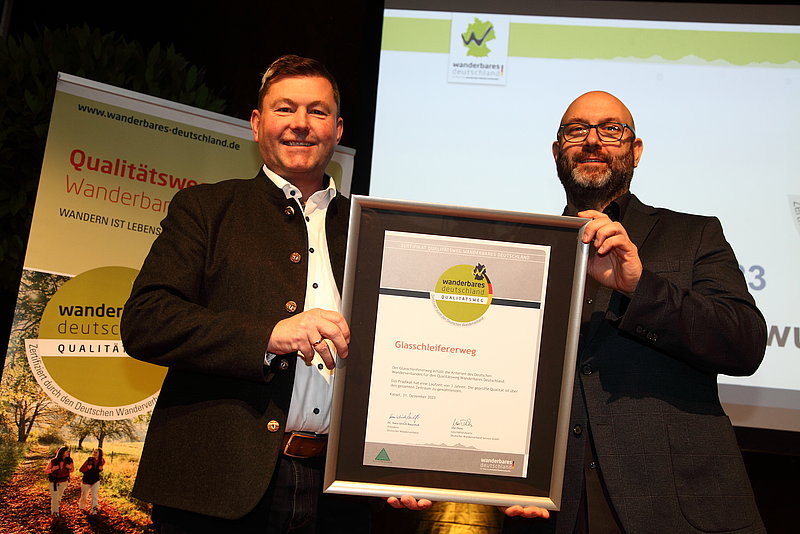 Bürgermeister Rainer Rewitzer nimmt auf der CMT in Stuttgart die Auszeichnung entgegen